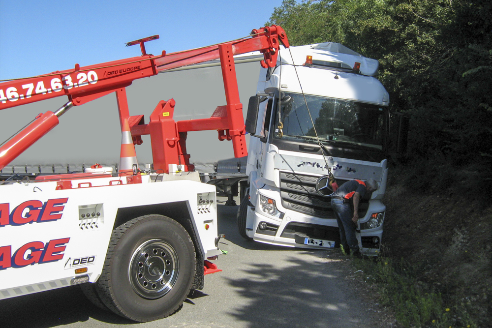 Extraction de poids-lourds d'un fossé